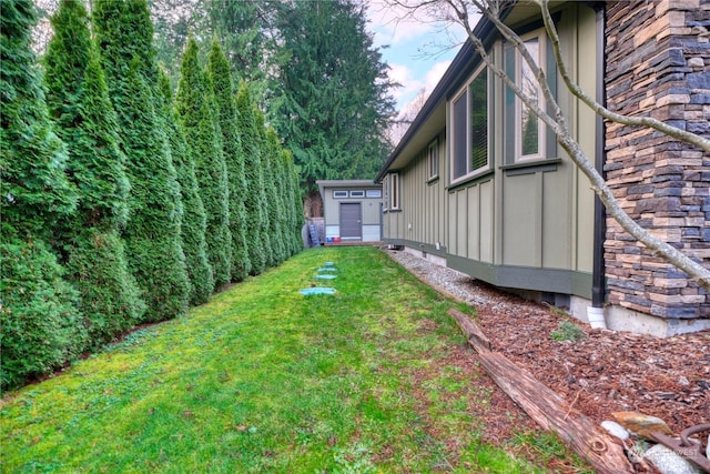 view of yard with a storage unit