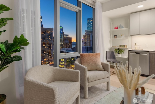 sitting room with indoor wet bar and a city view