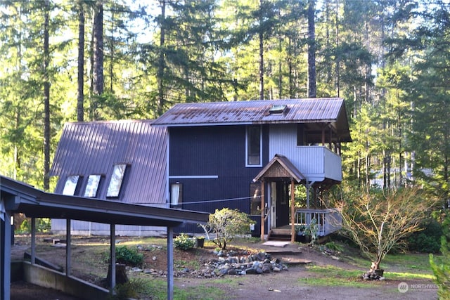 view of front of house with a balcony