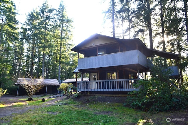 view of front of house featuring a balcony