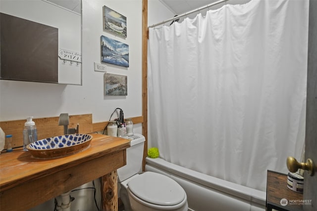 bathroom featuring shower / tub combo with curtain and toilet