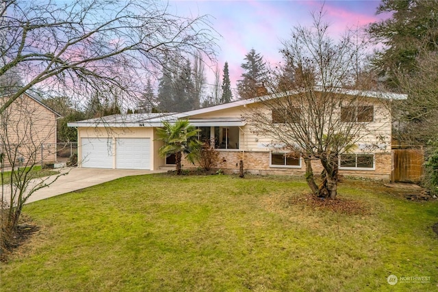 view of front facade featuring a yard and a garage