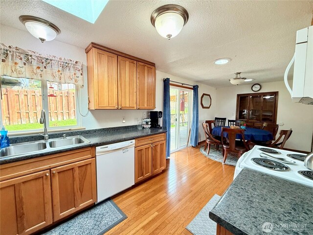 117 Heritage Dr, Elma, WA 98541 - kitchen with a sink, dark countertops, white appliances, light wood-style floors, and a textured ceiling