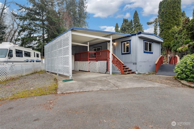 manufactured / mobile home featuring a porch