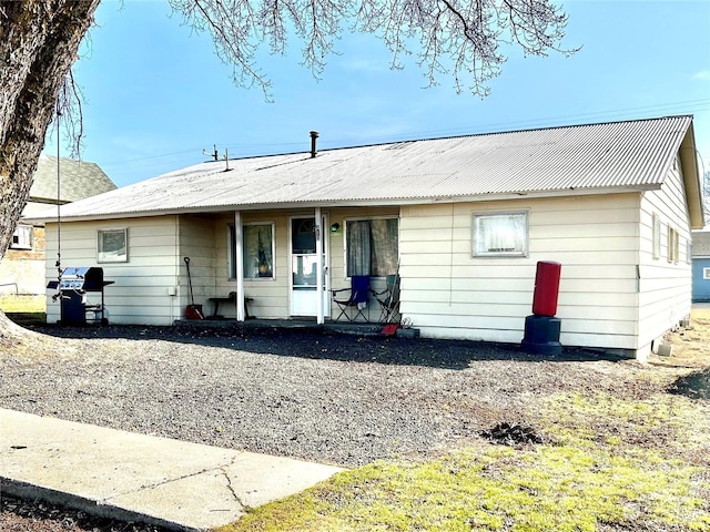 ranch-style house featuring covered porch