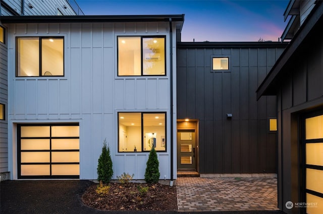 view of front facade featuring a garage