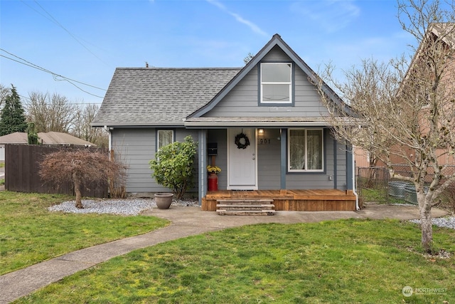 bungalow featuring covered porch and a front lawn