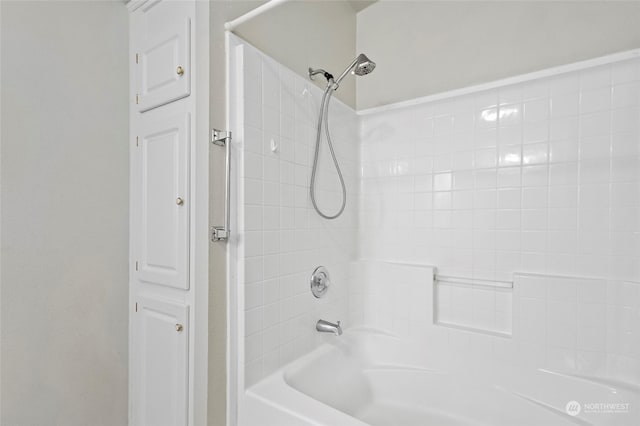 bathroom with tiled shower / bath combo