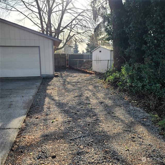 view of yard featuring an outdoor structure