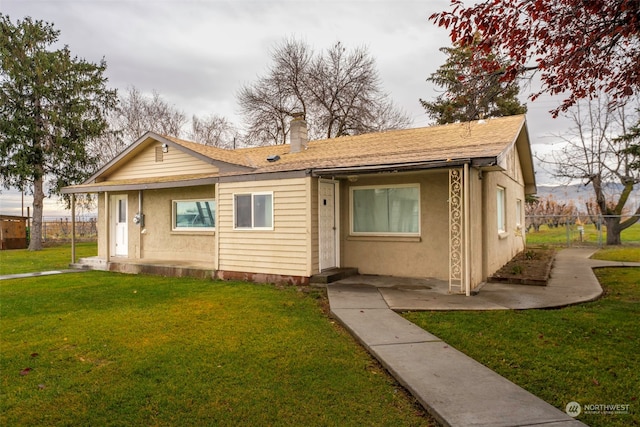 view of front of property featuring a front lawn