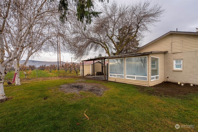 view of yard featuring a mountain view and an outdoor structure