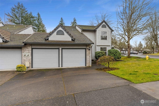 view of front of house featuring a garage and a front yard