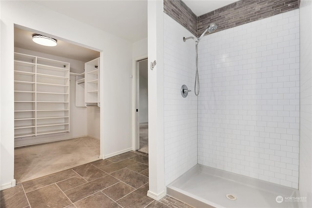 bathroom featuring a tile shower