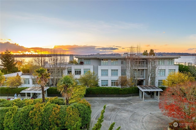 5505 Lake Washington Blvd NE Unit 1-D, Kirkland, WA 98033 - view of property at dusk