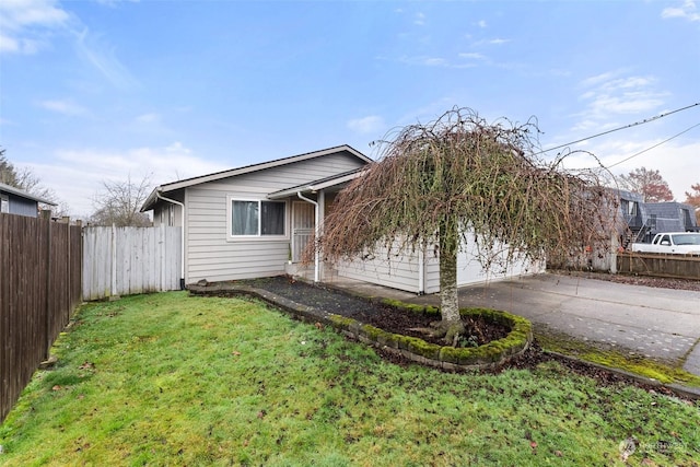 view of front of home featuring a front lawn