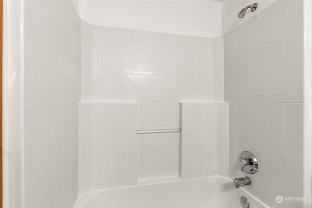 bathroom with tiled shower / bath combo