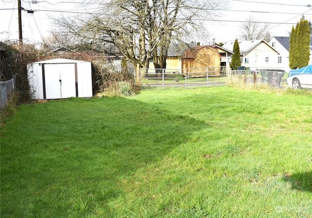 view of yard featuring a shed