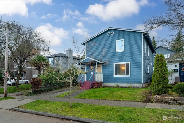 view of front of home featuring a front yard