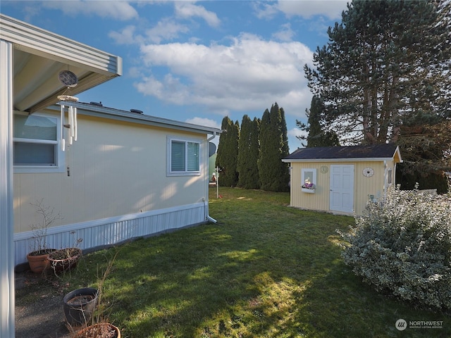 view of yard featuring a storage shed