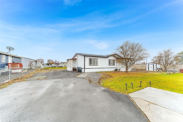 manufactured / mobile home featuring a front lawn