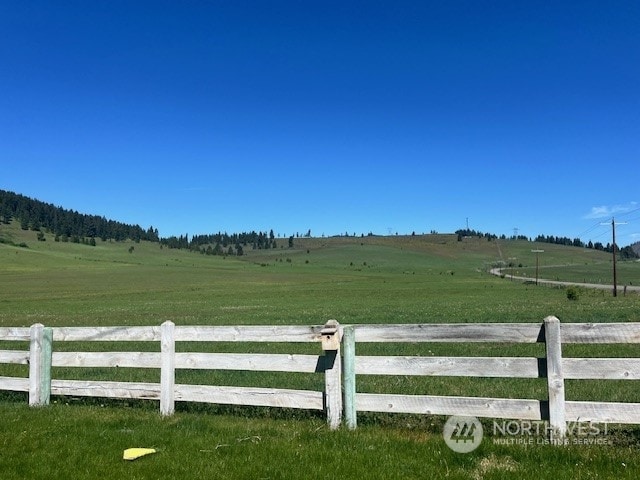 view of yard featuring a rural view