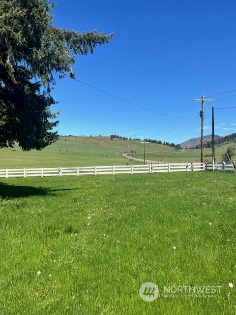 view of yard featuring a rural view