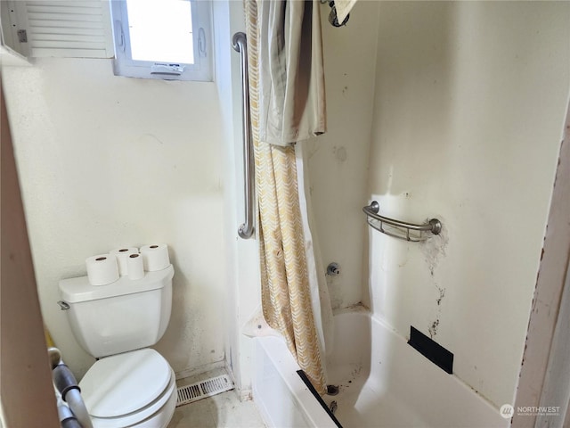 bathroom featuring a shower with shower curtain and toilet