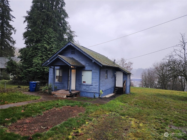 view of front of property featuring a front yard