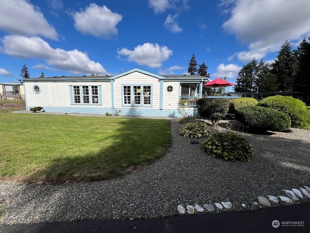 view of front facade featuring a front yard