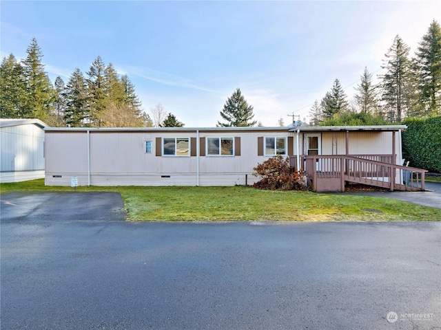 manufactured / mobile home with a front yard