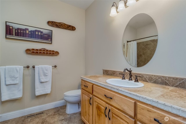 bathroom featuring a shower with curtain, vanity, and toilet