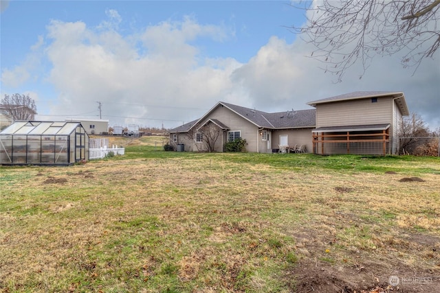 view of yard featuring an outdoor structure