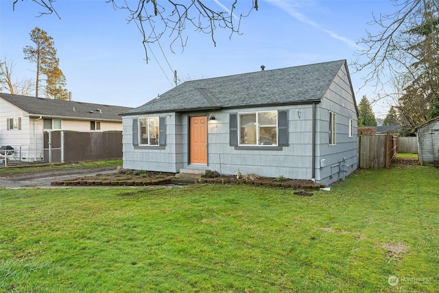 view of front facade with a front yard