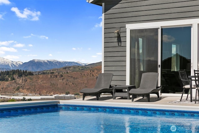 11 Holcomb Dr, East Wenatchee, WA 98802 - outdoor pool with a mountain view