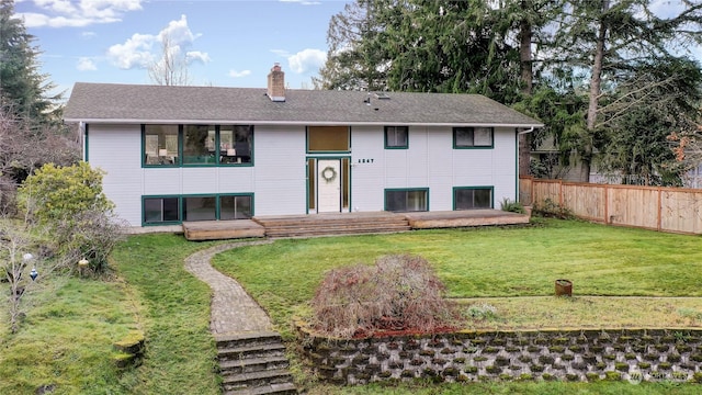 bi-level home featuring a front lawn