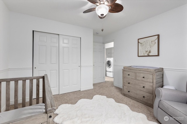 bedroom featuring ceiling fan, light carpet, washer / clothes dryer, and a closet