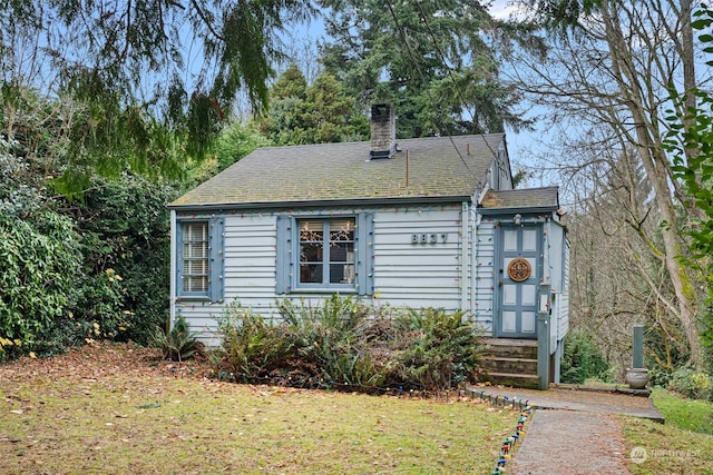 view of front of home with a front yard