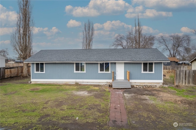 view of front facade featuring a front yard