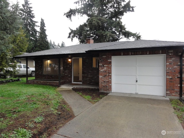 view of front of property featuring a front lawn and a garage