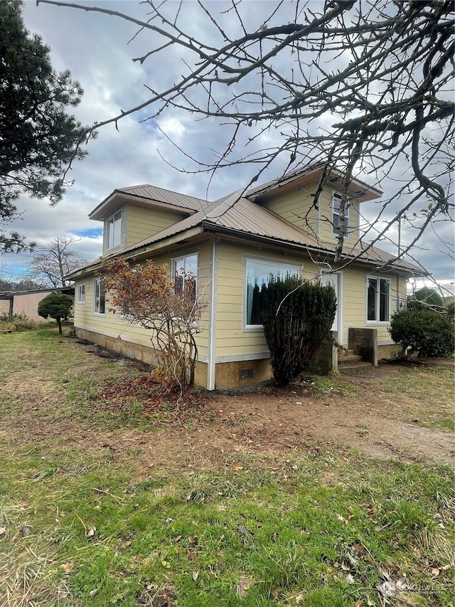 view of side of property featuring a yard