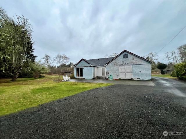 view of front of house featuring a front yard