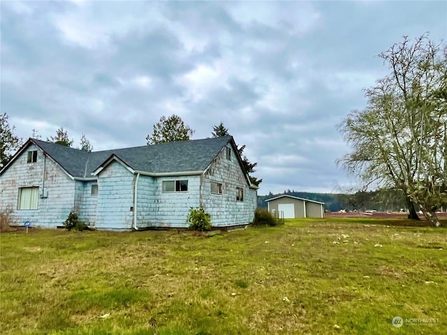 view of side of property featuring a lawn