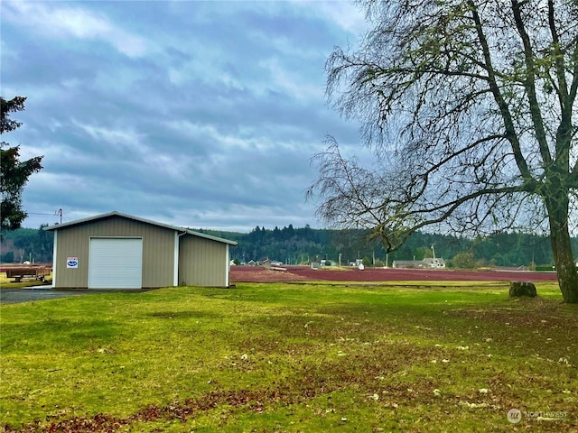 view of yard with a garage and an outdoor structure