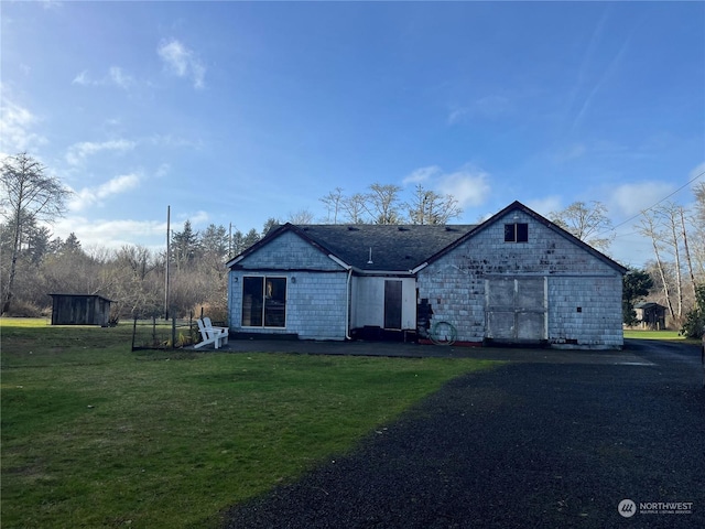 single story home featuring a front lawn