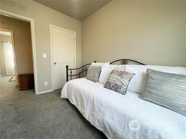 bedroom with carpet flooring