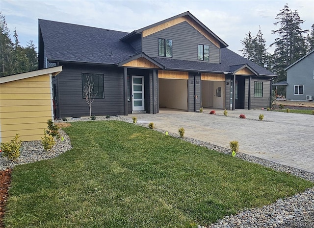 view of front of property featuring a front yard