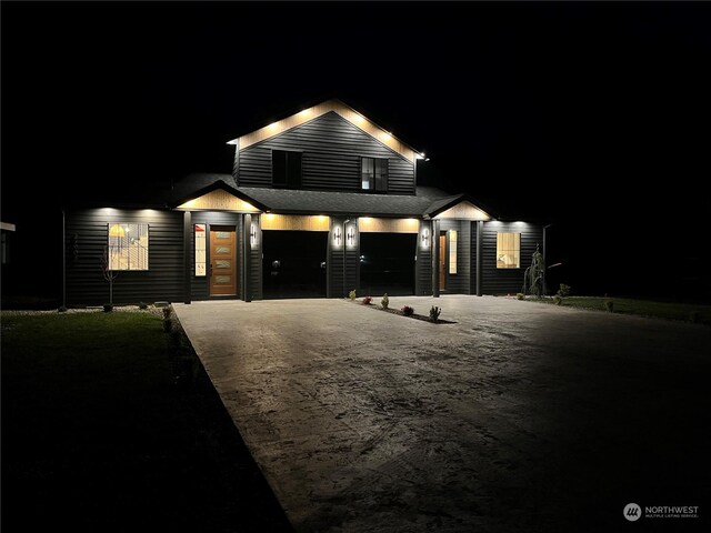 view of front facade featuring driveway