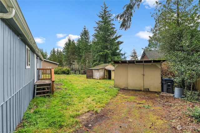 view of yard featuring a storage unit