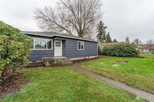 ranch-style home featuring a front lawn