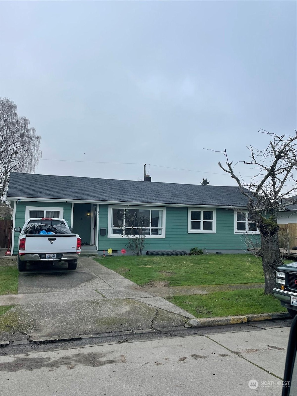 single story home featuring a front yard